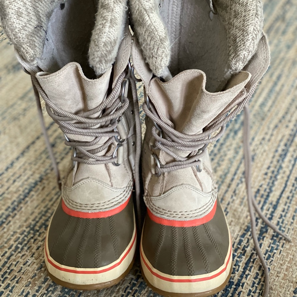 Women’s size 6 waterproof Sorel snow boot.